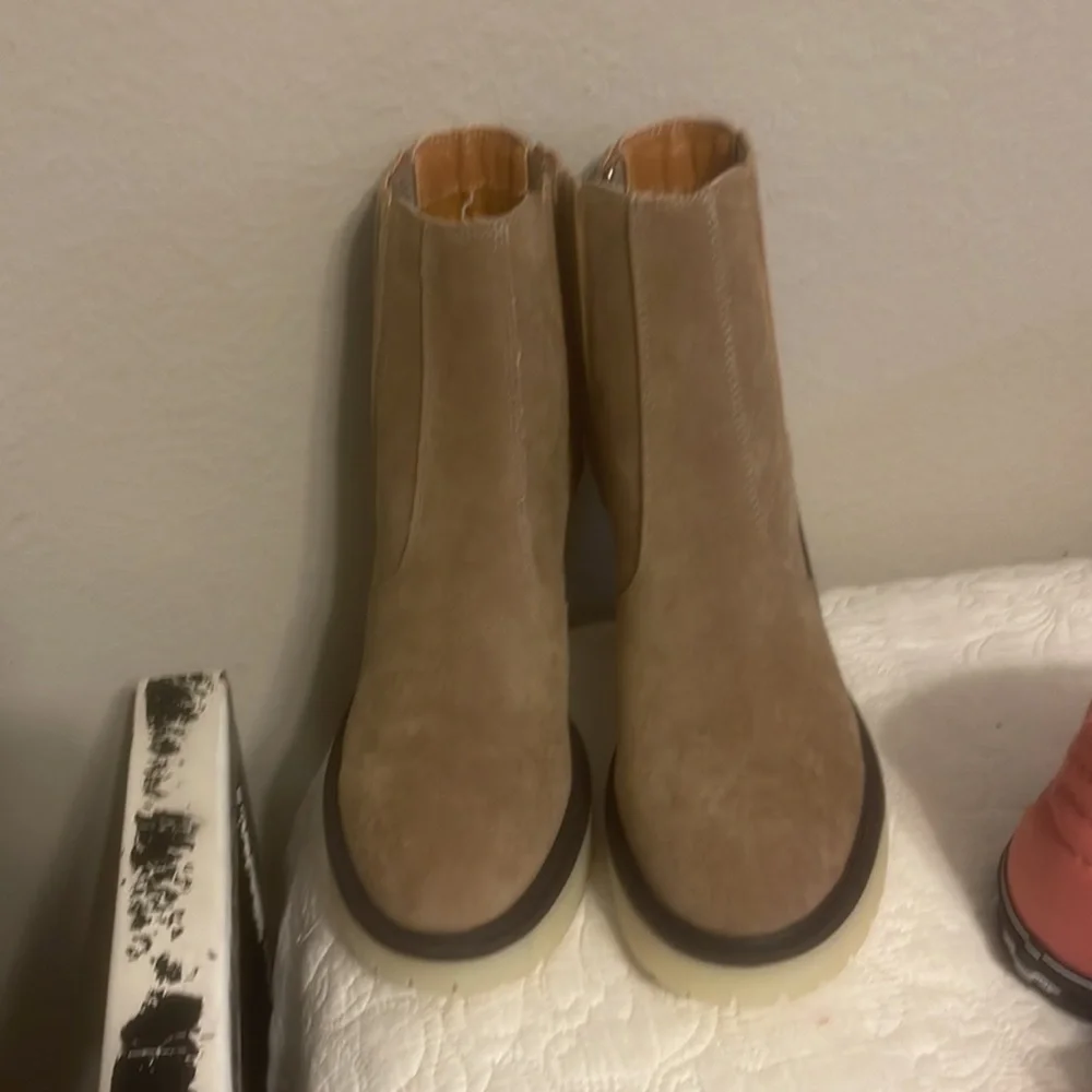 Woman’s tan suede booties w bubblegum soul. Oasis society - Picture 2 of 5